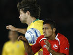 Diego sobe para disputar a bola com Arturo Vidal, da seleo do Chile