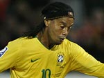 Aos 36 minutos do primeiro tempo, Ronaldinho Gacho cobrou pnalti sofrido por Diego. O goleiro Bravo fez grande defesa e no deu para o craque brasileiro