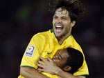 Ex-companheiros de Santos, Diego e Robinho comemoram o segungo gol do Brasil na partida
