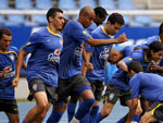 Os jogadores fazem exerccios fsicos sob o comando do preparador Paulo Paixo
