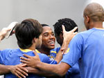 O clima descontrado dominou o trabalho da seleo. No detalhe, Diego, Robinho, Klber e Alex Silva se abraam durante o treino no Engenho