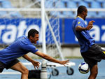 Lcio (esquerda) e Maicon brincam com a bola