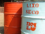 O lato laranja recebe o lixo orgnico, e no verde vai o lixo reciclvel