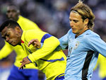 Uruguai 0x0 Equador – O jogador uruguaio Diego Forln tenta passar pelos equatorianos Ivn Hurtado (esquerda) e Omar de Jess