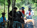 Diego Moreira Caetano, Jader, Rafael, Fabiano e Rodrigo degustando uma ovelha 