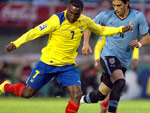 Uruguai 0x0 Equador – Uruguai e Equador no conseguiram sair do empate sem gols na partida disputada nesta quarta-feira, em Montevideo. No detalhe, Martn Cceres (direita) durante disputa de bola com o jogador equatoriano Jofre Guerrn