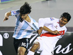 Peru 1x1 Argentina – O Peru recebeu a Argentina no estdio Monumental de Lima, na capital do Peru. No detalhe, o argentino Sergio Agero disputa a bola com Walter Vilchez