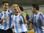 Peru 1x1 Argentina – Depois de um primeiro tempo fraco, a Argentina abriu o placar. Aos 37minm, Cambiasso (C) recebeu de Messi e desviou para o gol de p esquerdo. Parecia que a vitria seria argentina 