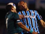 Marcel disputa a bola no alto: bola area  um dos pontos fortes do Grmio neste campeonato