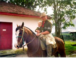 Sandro Andre Reghelin de Quitandinhha (PR) enviou uma foto junto com seu filho Andre Lourenco Reghelin quando ele tinha um ano de idade. Na poca, segundo Sandro, o guri j mostrava o gosto por um bom cavalo