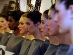 Atentas, modelos conferem os �ltimos detalhes