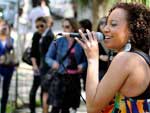 Karine Alves alegra a��o do DFi no comando da banda Benzaf�