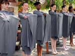 Paradas em frente ao p�tio Ivo Rizzo, as modelos se preparam para mostrar o outdoor humano