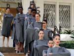 Modelos fazem fila em frente � loja Solaine Piccoli para iniciarem o desfile