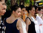 Modelos mostram as roupas de baixo com as tend�ncias para primavera-ver�o