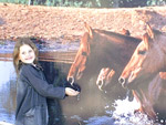 Joo Carvalho enviou uma foto da filha Tulla, em frente ao painel dos cavalos