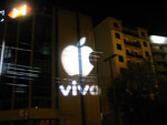 Canhes de luz reproduziam os logotipos das empresas nos prdios da esquina da 24 de Outubro com a Goethe, em Porto Alegre