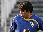 Thiago Silva e Kak trocam passes durante o treinamento