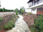 Deslizamento de terra pe em risco casa situada ao lado do Rio Cachoeira, Bairro Costa e Silva, em Joiville