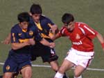 Na foto, o lateral colorado Gustavo Nery é perseguido por dois jogadores do Boca