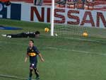 Jogadores do Boca lamentam o gol enquanto a bola estufa a rede