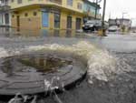 A chuva alagou a rua avenida Getlio Vargas em Laguna, no Sul do Estado