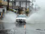 A chuva alagou a rua avenida Getlio Vargas em Laguna, no Sul do Estado