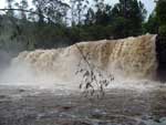 s 16h deste domingo, havia uma lmina de 25 centmetros vertendo na barragem do Rio So Bento que sobe 5 centmetros por hora