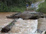 Ponte de madeira em Quilombo, no Oeste, desabou por causa da enxurrada