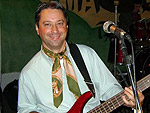 Geraldo de Medeiros, guitarrista do grupo Madrugada Campeira