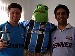 Leandro e seu cunhado assistindo ao jogo do timo do corao