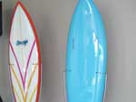 A prancha azul  do tambm surfista Cisco Araa, uma 5.7. Hoje ele  um dos grandes deisgner de longboards. Ao lado uma Wanderbill, de 1979, do shaper Wander