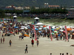 Muitas pessoas aproveitaram o clima agradvel para acompanhar as competies do WCT e curtir a praia