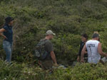 Fila indiana para chegar at o local das filmagens. Ilha do Campeche/SC