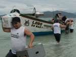 Ajuda de equipe para embarcar para a Ilha do Campeche/SC