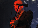 R.E.M. pisou no palco pontualmente s 22h para sua primeira apresentao em solo gacho