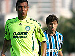 Aos 27 minutos do segundo tempo, o capito Tcheco marcou o gol da vitria Gremista