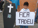 Torcedores ironizam a campanha do rival Figueirense e aproveitam para demonstrar &quot;carinho&quot; com o atacante Tadeu