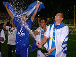 Marquinhos, que no jogou a partida, festeja o acesso avaiano com champanha