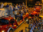 Jogadores saem do estdio em cima do caminho do corpo de Bombeiros