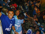 Jogadores comemoram no caminho do corpo de Bombeiros