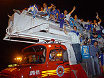 Jogadores comemoram em cima do carro de Bombeiros