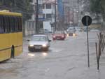 Centro — A forte chuva desta quarta-feira deixou ruas alagadas em Joinville