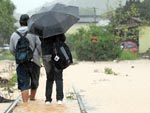 Estudantes durante enchente em Guaramirim