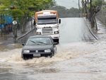 Centro de Joinville alagado aps chuva forte