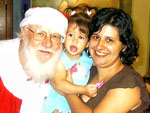 Sabrina Lisboa e a caula Ana Jlia com o Papai Noel no muller