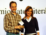 Lus Augusto Fischer recebeu de Mnica Leal o prmio de vencedor do Jri Oficial categoria Personalidade