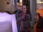 As meninas e o urso polar no Artikum