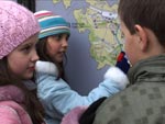Nicole, Amanda e Jhonnas vendo o mapa de Helsink