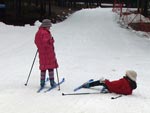 As meninas brincam na estao de esqui em Rovaniemi